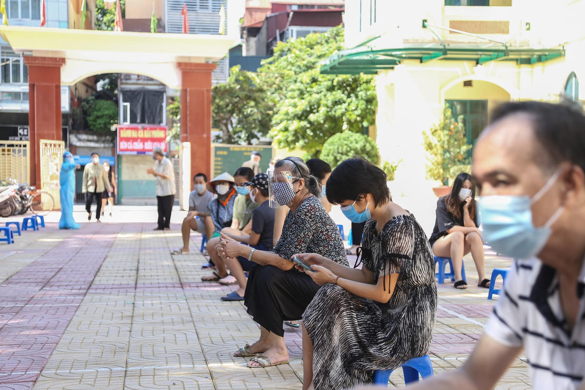 Hàng dài người xếp hàng ngay ngắn chờ đến lượt xét nghiệm Covid-19.