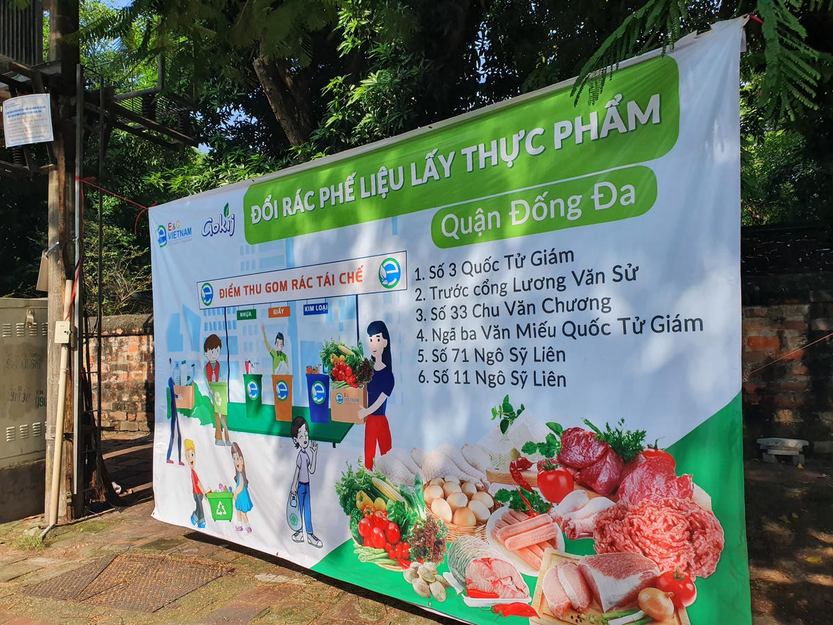Độc đáo những gian hàng đổi rác lấy thực phẩm 'mọc' lên giữa Thủ đô