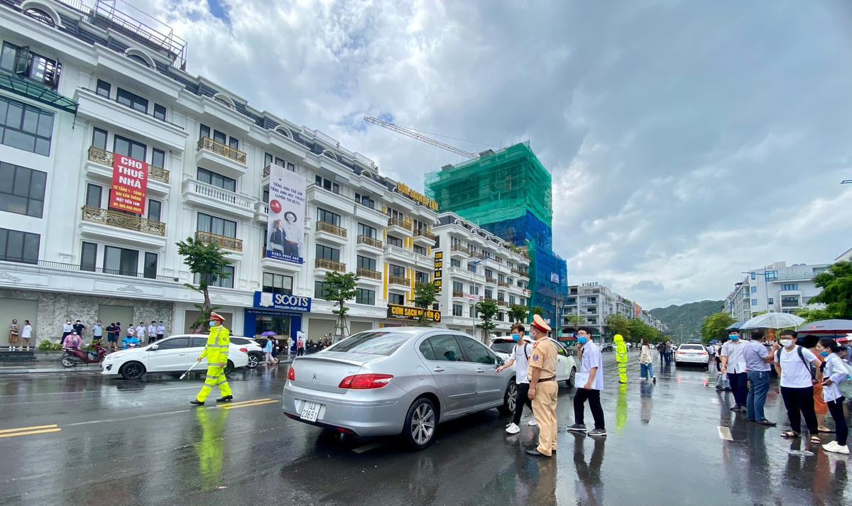 Các lực lượng chức năng liên ngành luôn có mặt kịp thời, bố trí lực lượng túc trực đảm bảo an ninh, trật tự, hỗ trợ phân luồng giao thông.