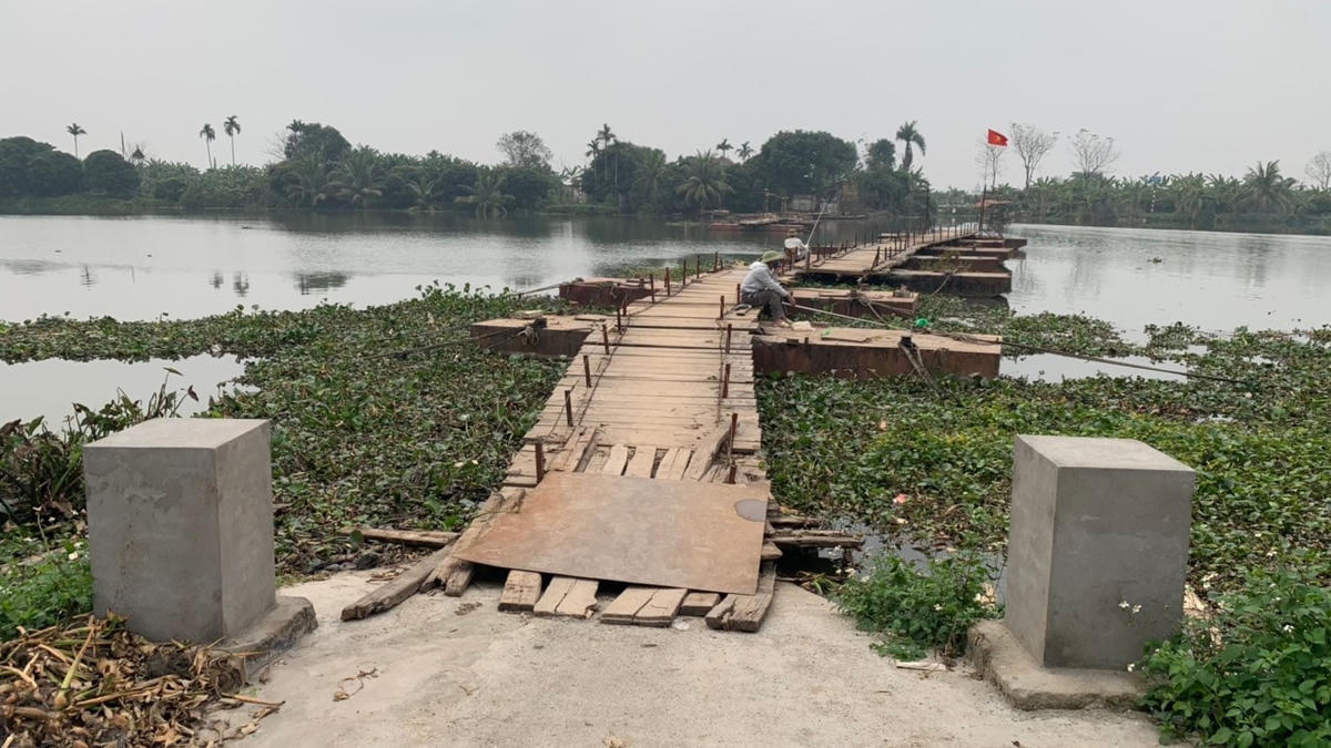 Bị xuống cấp nghiêm trọng, người dân không dám đi qua cầu phao Mũ để qua sông Cửu An.