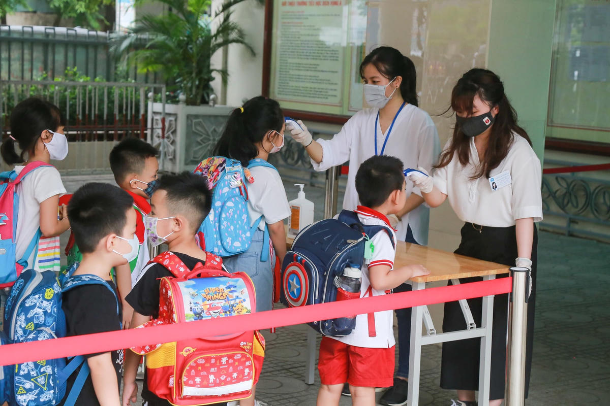 Để đón học sinh quay trở lại học trực tiếp, các trường đã chuẩn bị rất kỹ, nhất là việc thực hiện 5K. Ảnh: Quang Vinh.