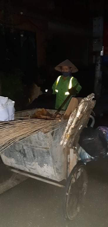 Chị Nhung vẫn âm thầm công việc thu dọn rác hằng đêm.