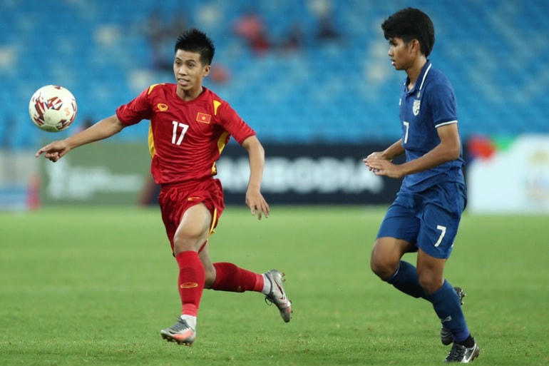Cầu thủ U23 Thái Lan thực hiện quả đá phạt hiểm hóc vào góc xa, nhưng Tuấn Hưng đã bay người xuất sắc cản phá. Sau đó, thủ môn U23 Việt Nam bị đau nằm sân. Ảnh: Dân Trí.