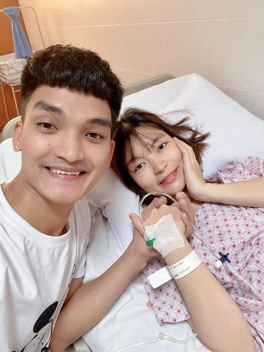 Mặc Văn Khoa hôi hộp, lo âu khi lần đầu được đưa vợ đi đẻ, hạnh phúc vô bờ khi lần đầu được làm bố. Anh hài hước gửi lời cảm ơn mọi người đã quan tâm, động viên: ” Em cảm ơn rất nhiều.Và cuối cùng em chỉ muốn nói rằng: Ối Zời Ơi!!! Con Được Làm Bố Rồi”.