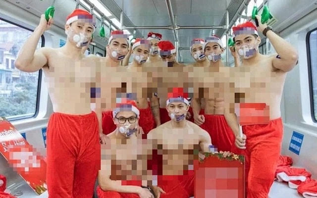 Nhóm người cởi trần quảng cáo sản phẩm trên tàu điện Cát Linh - Hà Đông.