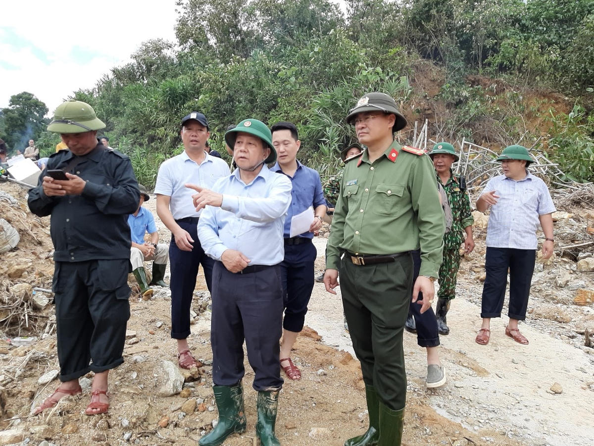 Ông Phan Ngọc Thọ tham gia chỉ đạo công tác tìm kiếm các nạn nhân mất tích tại Thủy điện Rào Trăng 3.