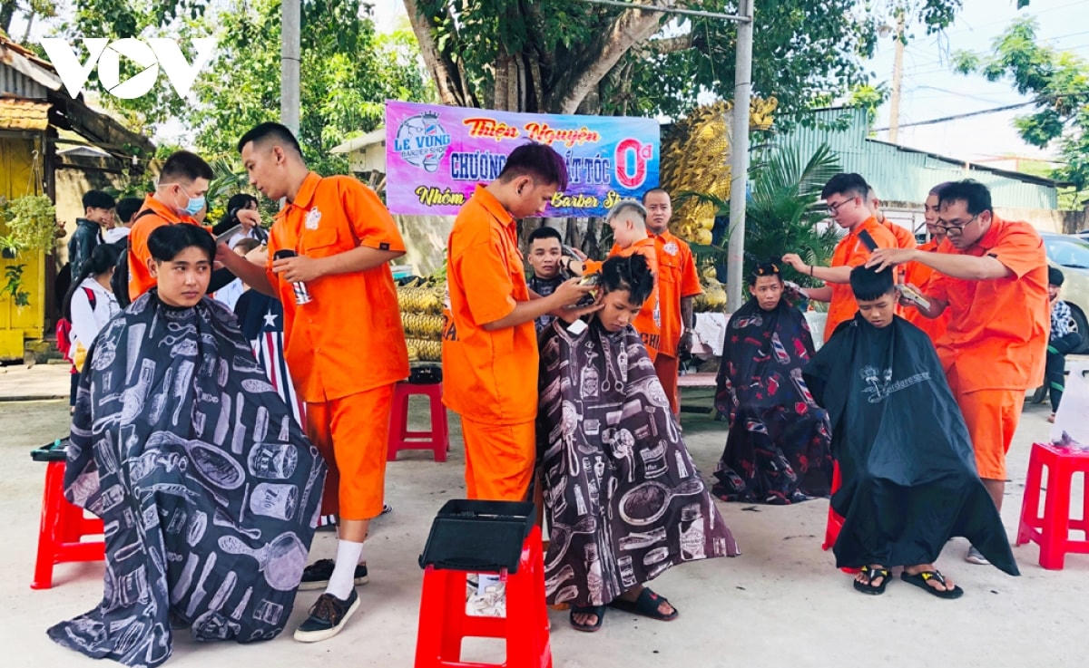 Nhóm thiện nguyện Lê Vững Barbershop tại huyện Duyên Hải, tỉnh Trà Vinh.