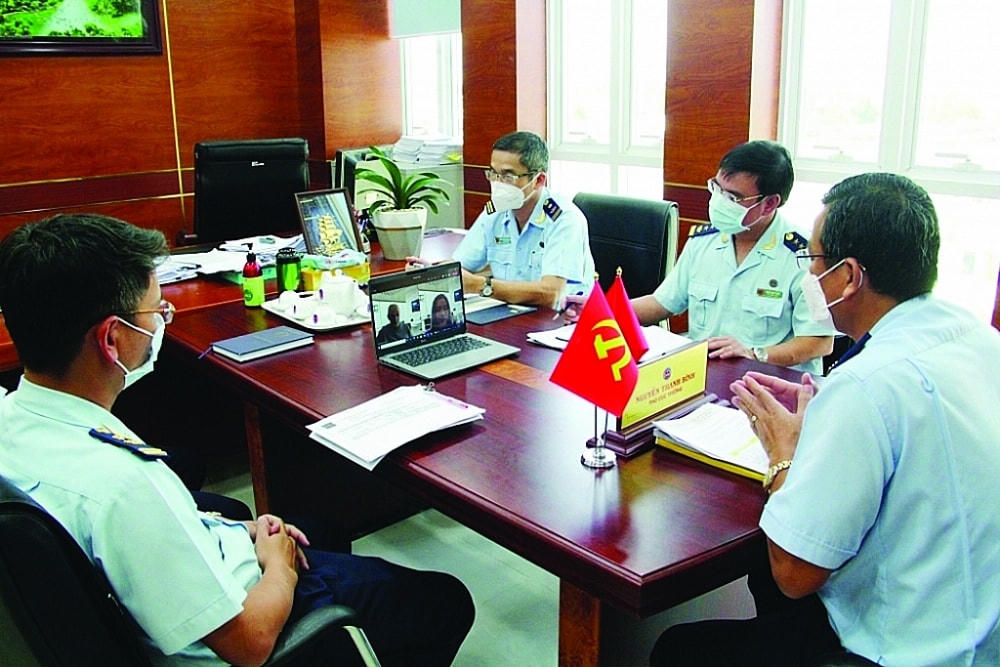 Lãnh đạo Cục Hải quan Bình Dương và các phòng ban tham mưu thực hiện tham vấn trực tuyến gỡ vướng về thủ tục hải quan cho Công ty TNHH Medochemie (Viễn Đông).
