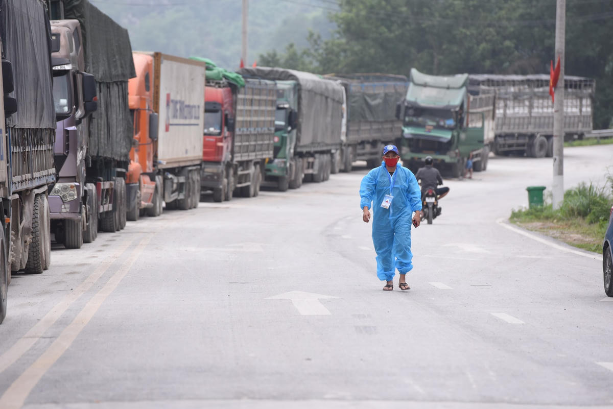 Hàng hóa ùn ứ tại cửa khẩu Tân Thanh, Lạng Sơn. Ảnh: Quang Vinh.