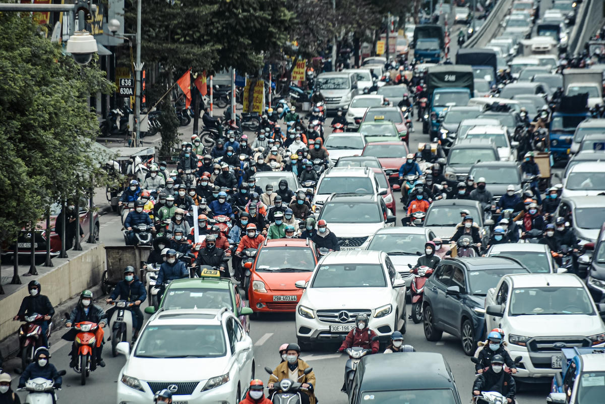 Người dân phải rất chật vật mới có thể di chuyển qua nút giao Ngã Tư Sở.