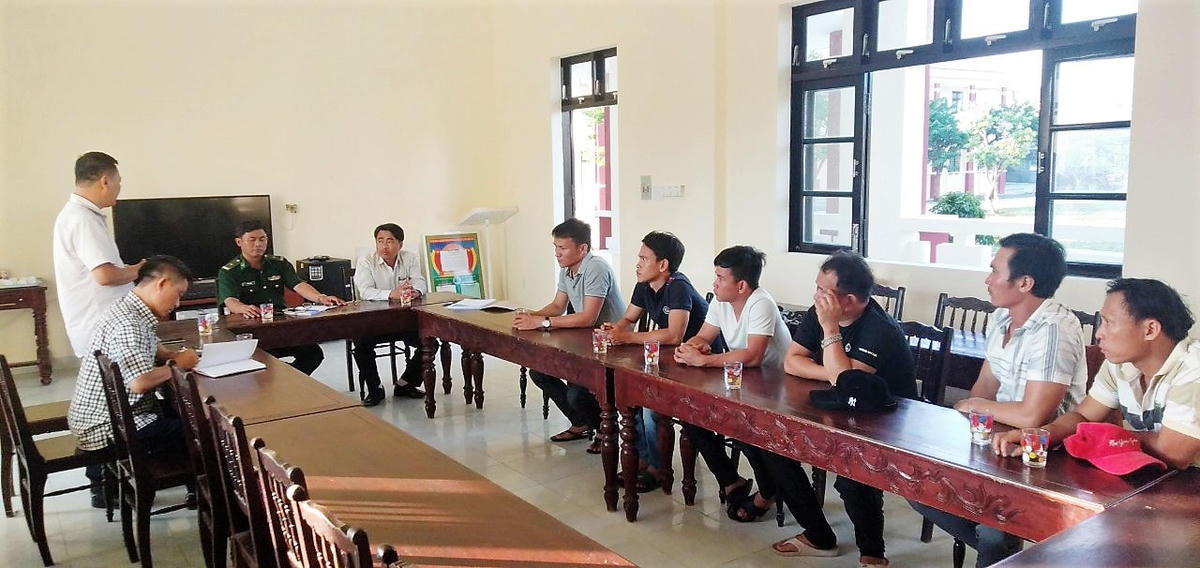 Đại diện Công ty CP vận tải Vinacomin gặp gỡ 6 ngư dân trên QNa 94727TS.