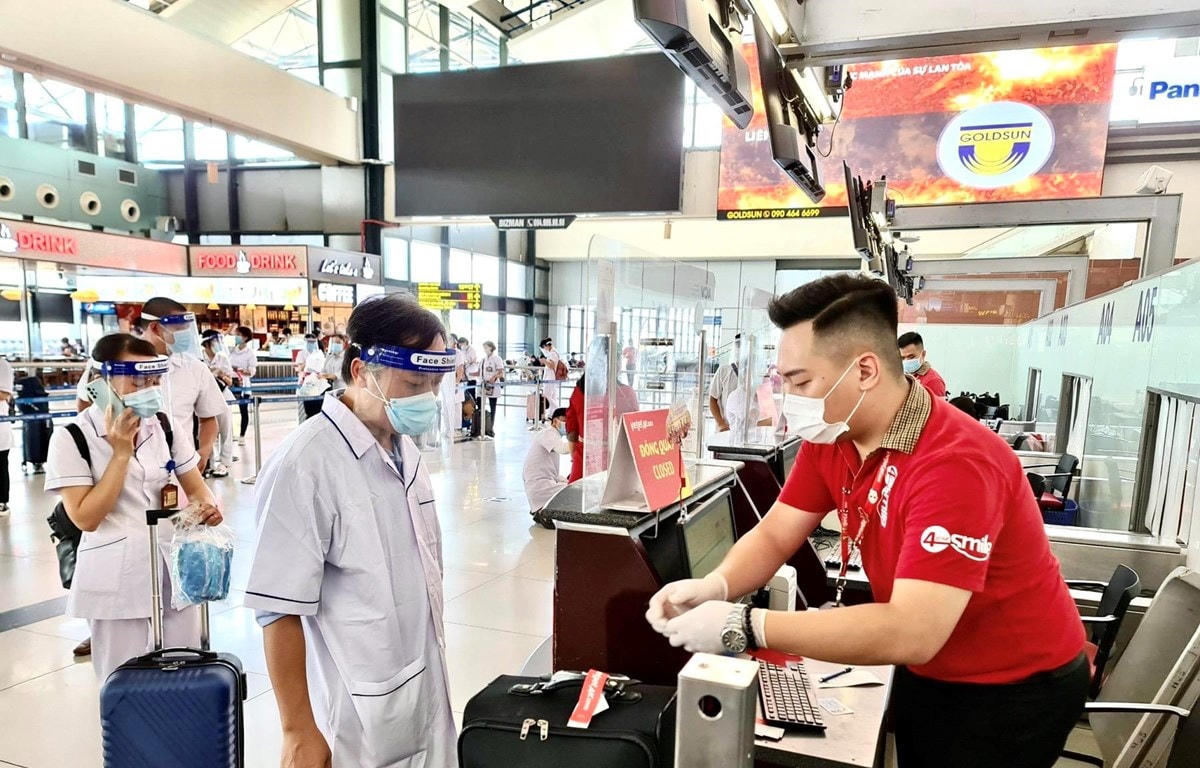 Nhân viên Vietjet Air hỗ trợ làm thủ tục nhanh cho đội ngũ bác sĩ vào Thành phồ Hồ Chí Minh chống dịch Covid-19.