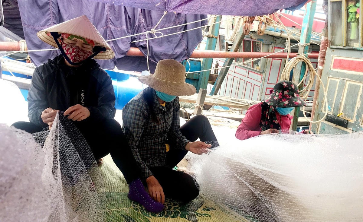 Tranh thủ chưa ra khơi, nhiều chủ tàu sửa sang lại hệ thống chân vịt, mạn thuyền, khâu lại lưới (Điền Bắc).