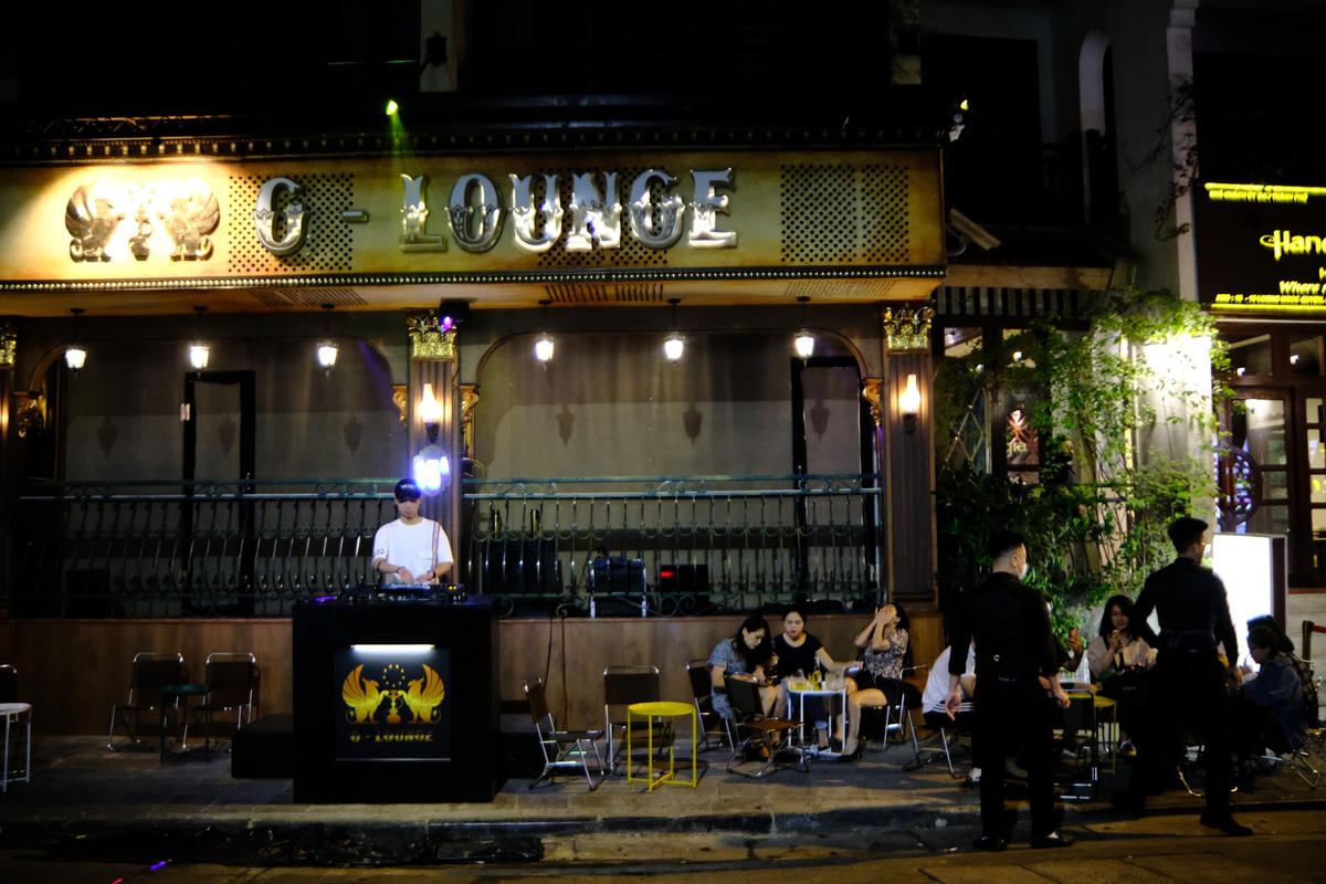 Ngày đầu mở cửa trở lại, để thu hút thêm một số lượng cho khách, nhiều quán Bar mở nhạc lớn và DJ ngoài cửa để chào đón khách.
