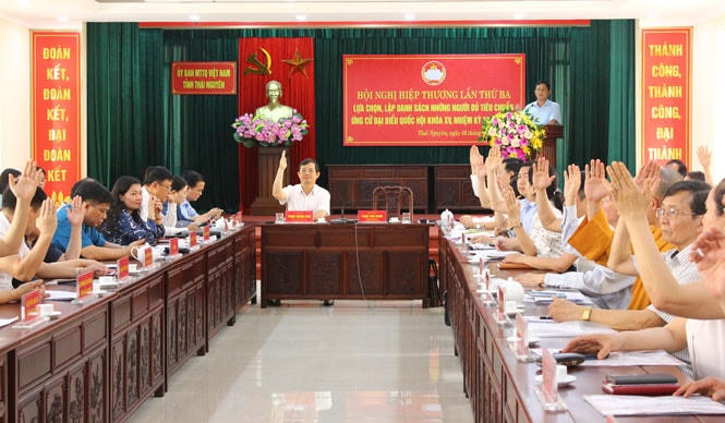 Các đại biểu thống nhất lựa chọn, lập danh sách những người ứng cử ĐBQH khóa XV, nhiệm kỳ 2021-2026.
