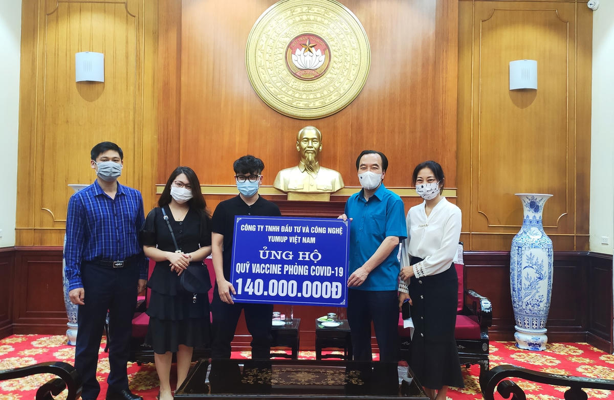 Phó Chủ tịch Ngô Sách Thực tiếp nhận ủng hộ từ Công ty TNHH Đầu tư và Công nghệ Yumup Việt Nam.