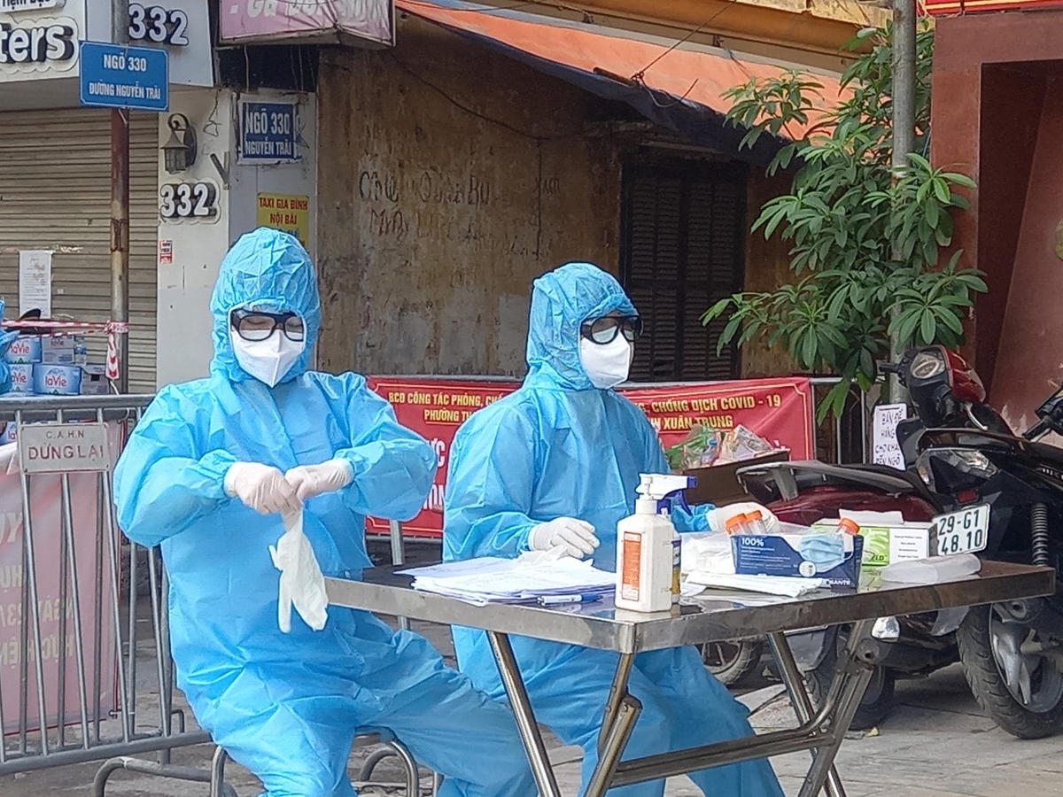 Nhân viên y tế phụ trách ghi chép thông tin trong quá trình lấy mẫu xét nghiệm. 