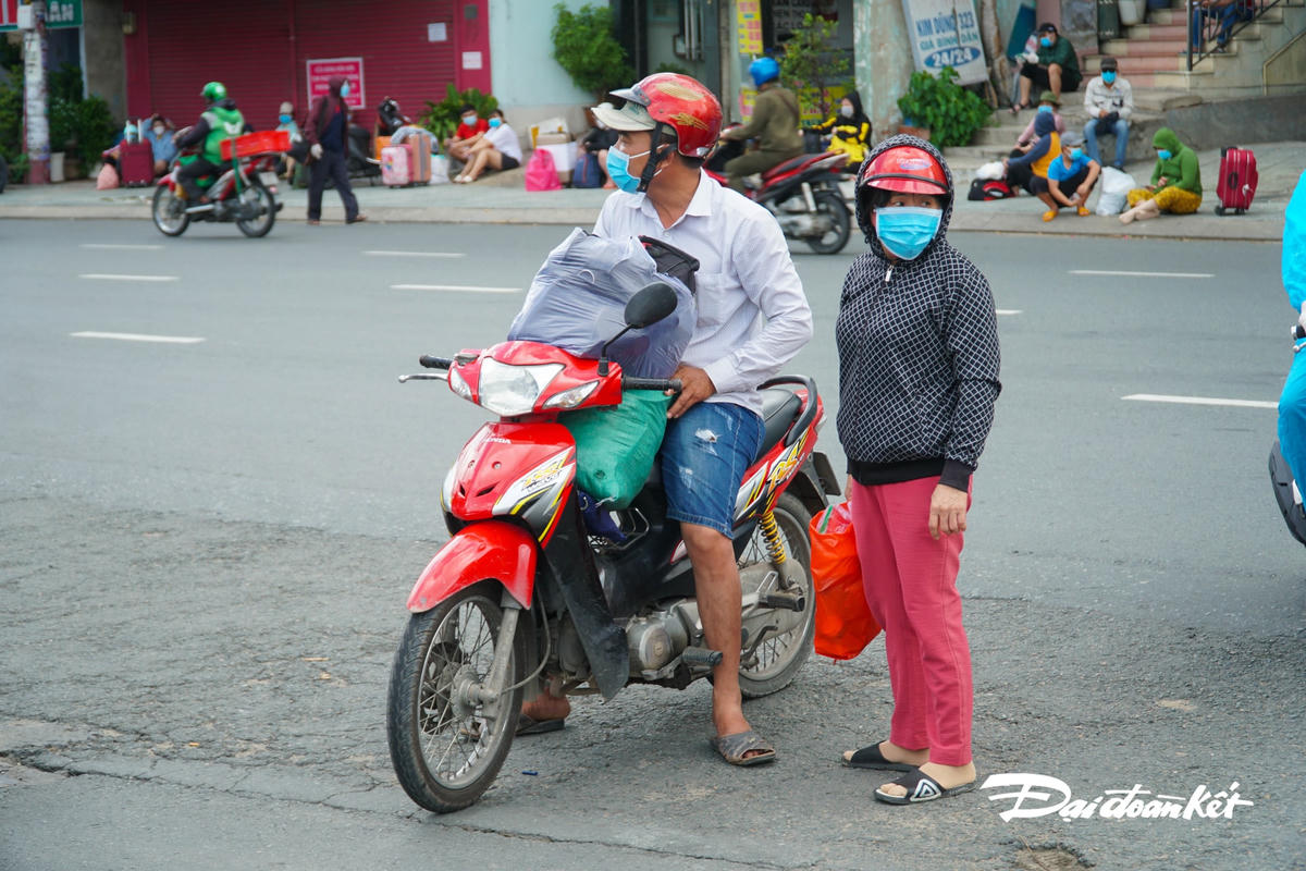 Nhiều phương tiện đưa người thân mình đến, rồi nhanh chóng rời đi.