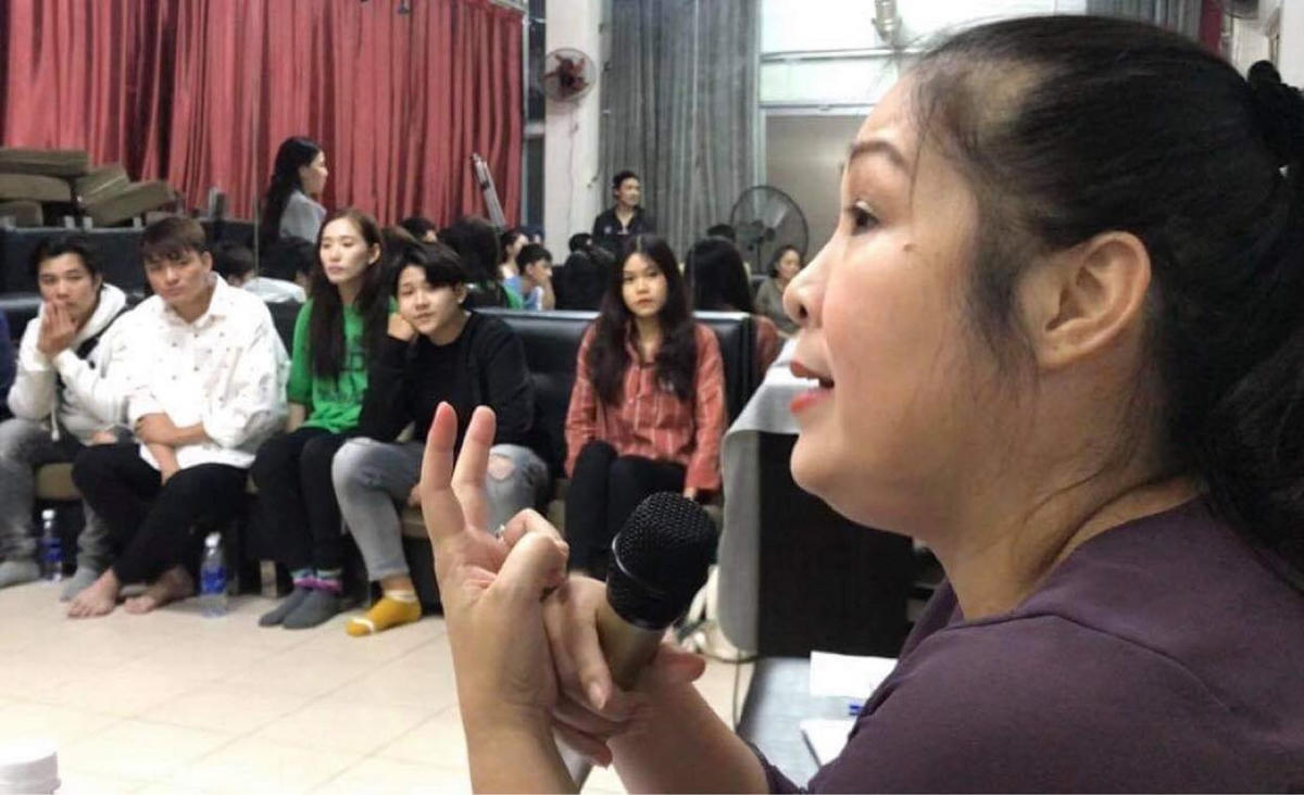 Đạo diễn, NSND Hồng Vân trên sàn tập vở Số đỏ.