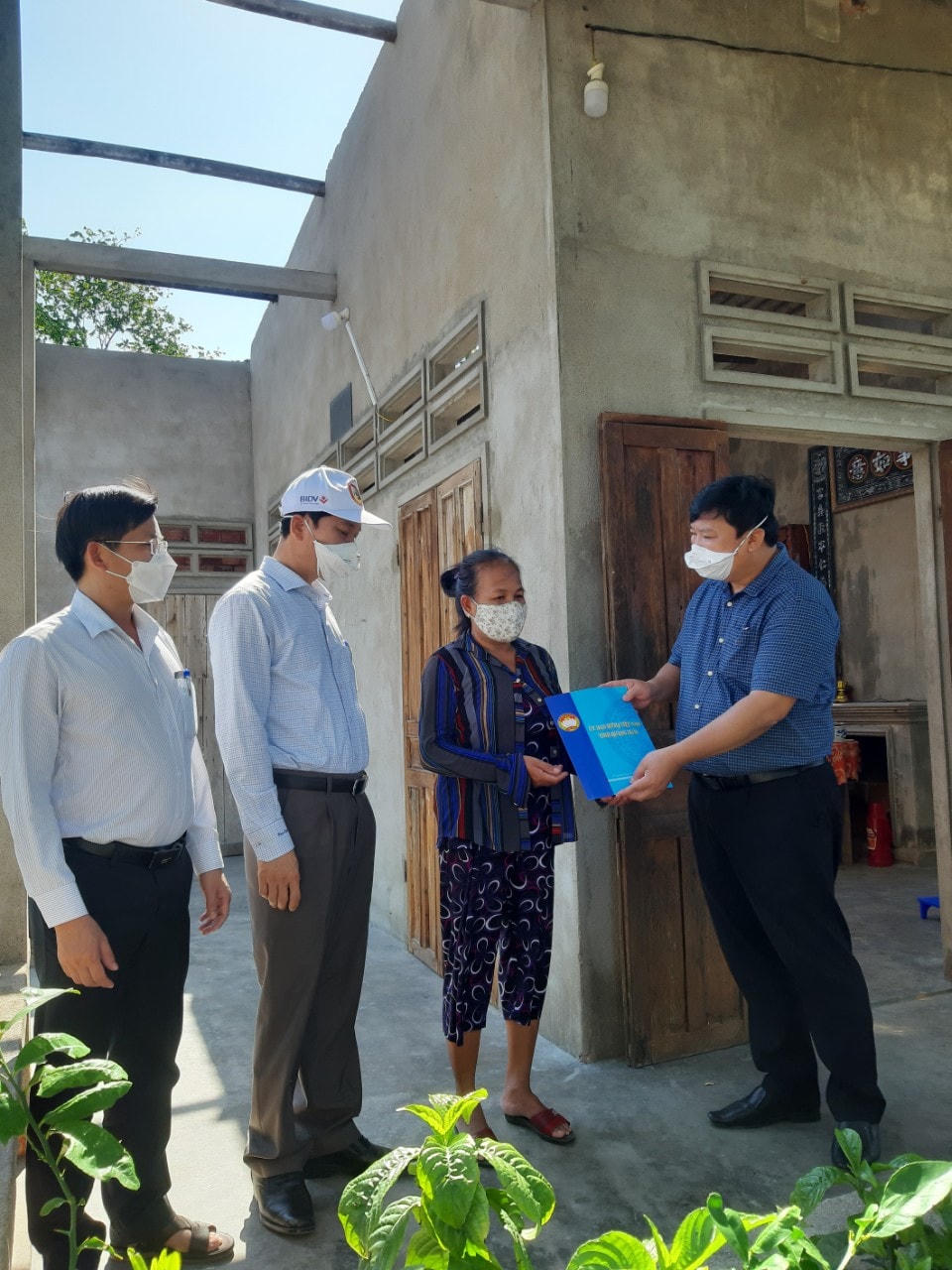 Trao hỗ trợ cho gia đình bà Nguyễn Thị Mẹo ở phường Phổ Ninh.