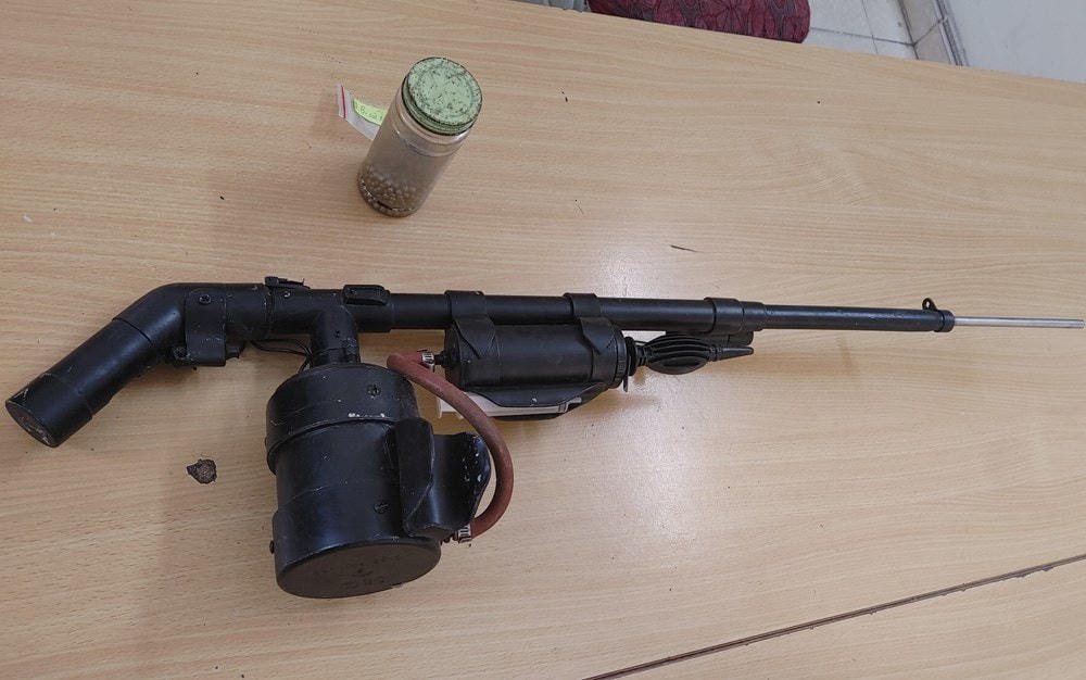 Khẩu súng bắn bi tự chế được ông H. giao nộp cho cơ quan Công an.