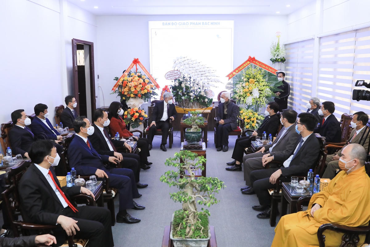 Đoàn đại biểu lãnh đạo Đảng, Nhà nước, MTTQ Việt Nam chúc mừng Giáng sinh Tòa giám mục Giáo phận Bắc Ninh.