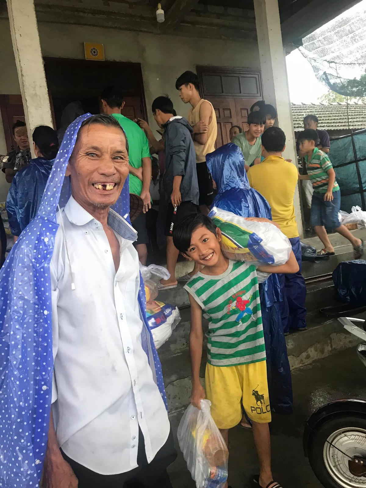 Niềm vui của bà con khi nhận những suất quà.