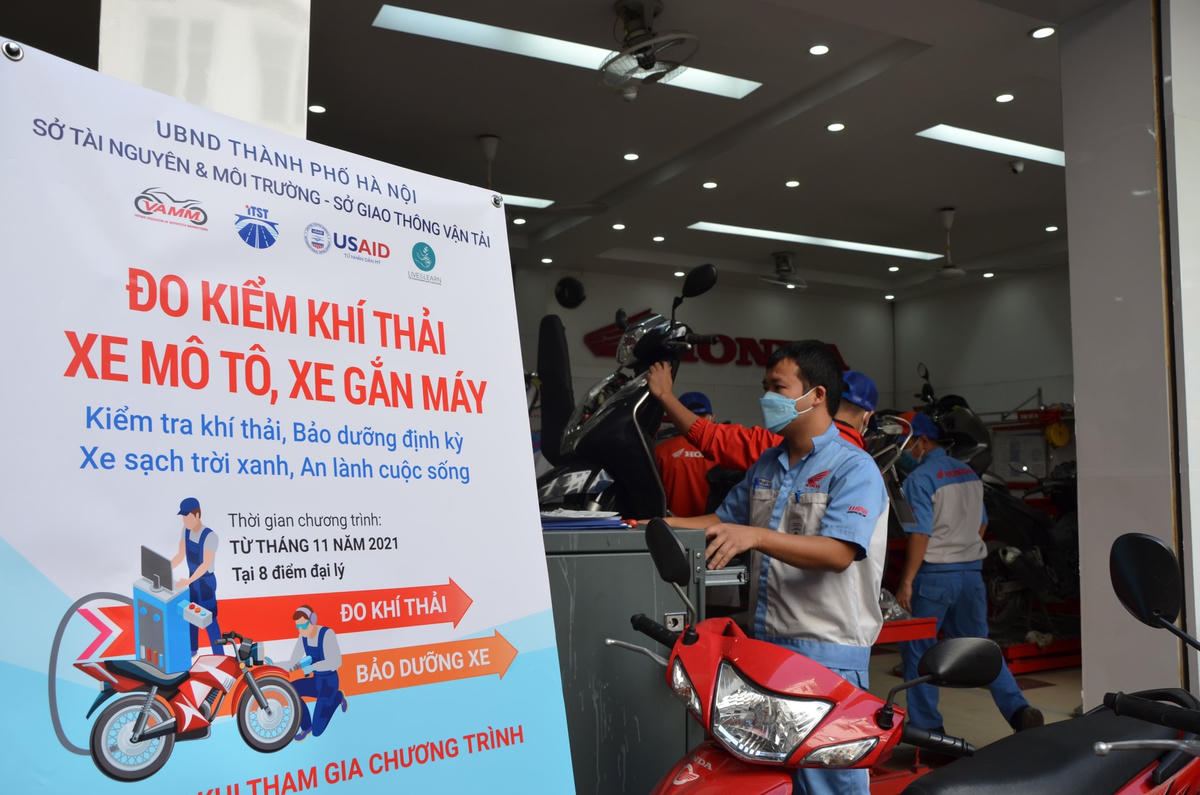 Các điểm sửa chữa, bảo dưỡng xe máy rơi vào tình trạng quá tải vì lượng khách quá đông. 