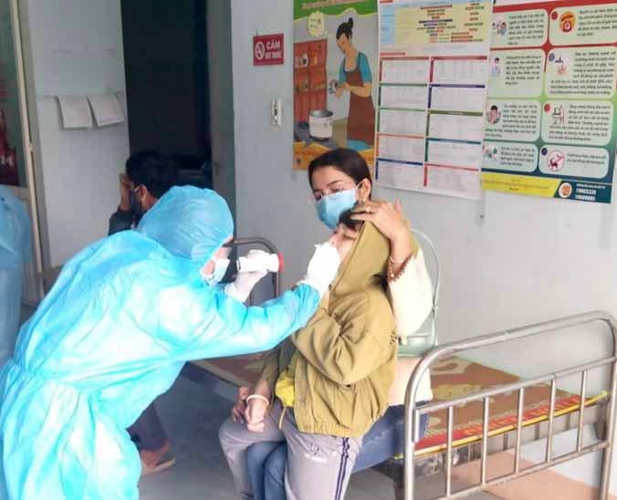  Nhân viên y tế lấy mẫu xét nghiệm cho người dân phường cheo Reo, Thị Xã Ayun Pa (Gia Lai).