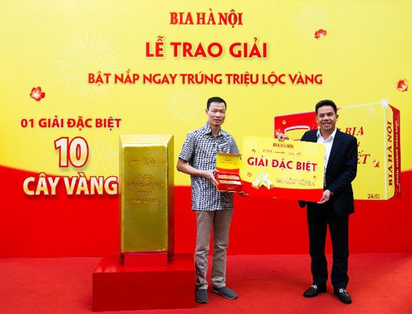 Lãnh đạo Bia Hà Nội trao tặng chủ nhân giải đặc biệt trị giá 10 cây vàng SJC 9999.