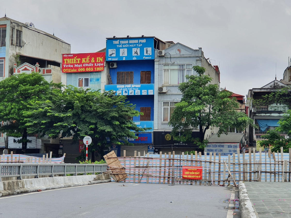 Nhiều cây cầu qua sông Tô Lịch thuộc địa bàn phố Vũ Tông Phan, Kim Giang cũng đã bị rào chặn từ nhiều ngày nay.