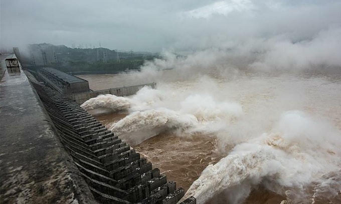 Đập Tam Hiệp mở ba cửa xả lũ ngày 18/7. Ảnh: Xinhua.  