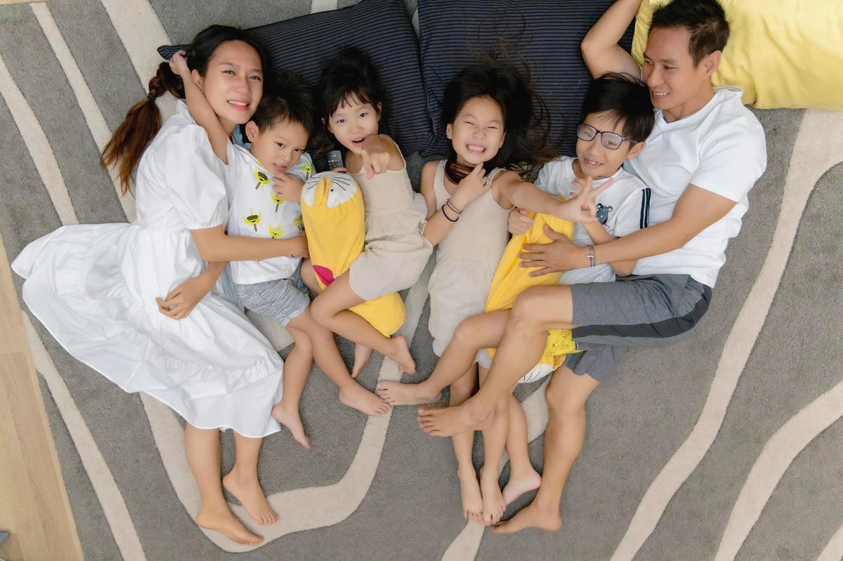 Minh Hà chia sẻ tâm trạng có lỗi với con vì phải tập trung thời gian cho "Lật mặt: 48h: "Hôm nay, mình tiếp tục hành trình Cinetour đến với các khán giả Lật Mặt: 48H tại Bình Dương, Biên Hoà. Tối hôm qua về đến nhà là 1h sáng, trong lúc hai vợ chồng ngủ mê mệt thì 6h sáng em út Mio chui qua giường ôm ba mẹ và kể chuyện tối qua em nằm mơ ... gì đó vì quá mệt nên Hà thiếp đi mất và cũng không nghe con kể gì. Đến khi giật mình tỉnh giấc thì em đã đi học mất rồi và không quên dặn bà ngoại rằng: "Chiều nay ngoại nhớ nói ba mẹ đón con nhé... Tự nhiên mắt mình thấy cay cay ...".