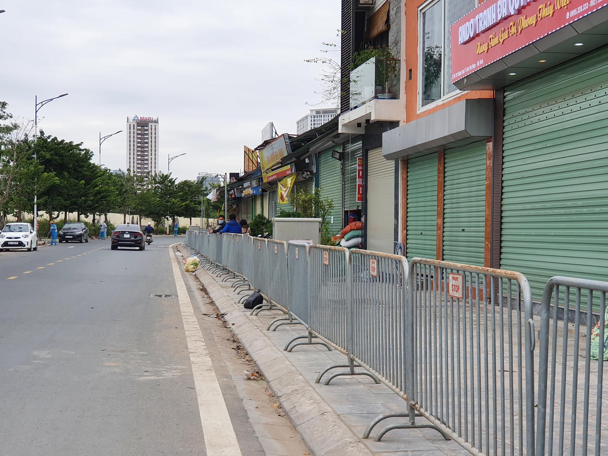 Dọc tuyến đường F1 đã được rào chắn...