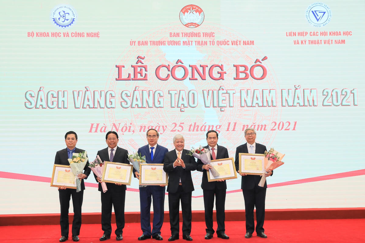 Bí thư Trung ương Đảng, Chủ tịch UBTƯ MTTQ Việt Nam Đỗ Văn Chiến trao bằng khen cho các tập thể và cá nhân có thành tích xuất sắc trong công tác phối hợp tổ chức tuyển chọn, biên tập, công bố và phát hành "Sách vàng Sáng tạo Việt Nam" giai đoạn 2016-2021.
