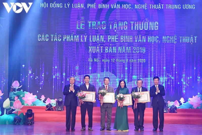 Ông Trần Quốc Vượng và ông Võ Văn Thưởng trao tặng thưởng cho các tác phẩm mức A.