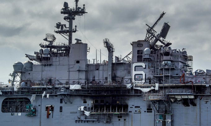 Thượng tầng bị hư hại của USS Bonhomme Richard hôm 16/7. Ảnh: US Navy.  