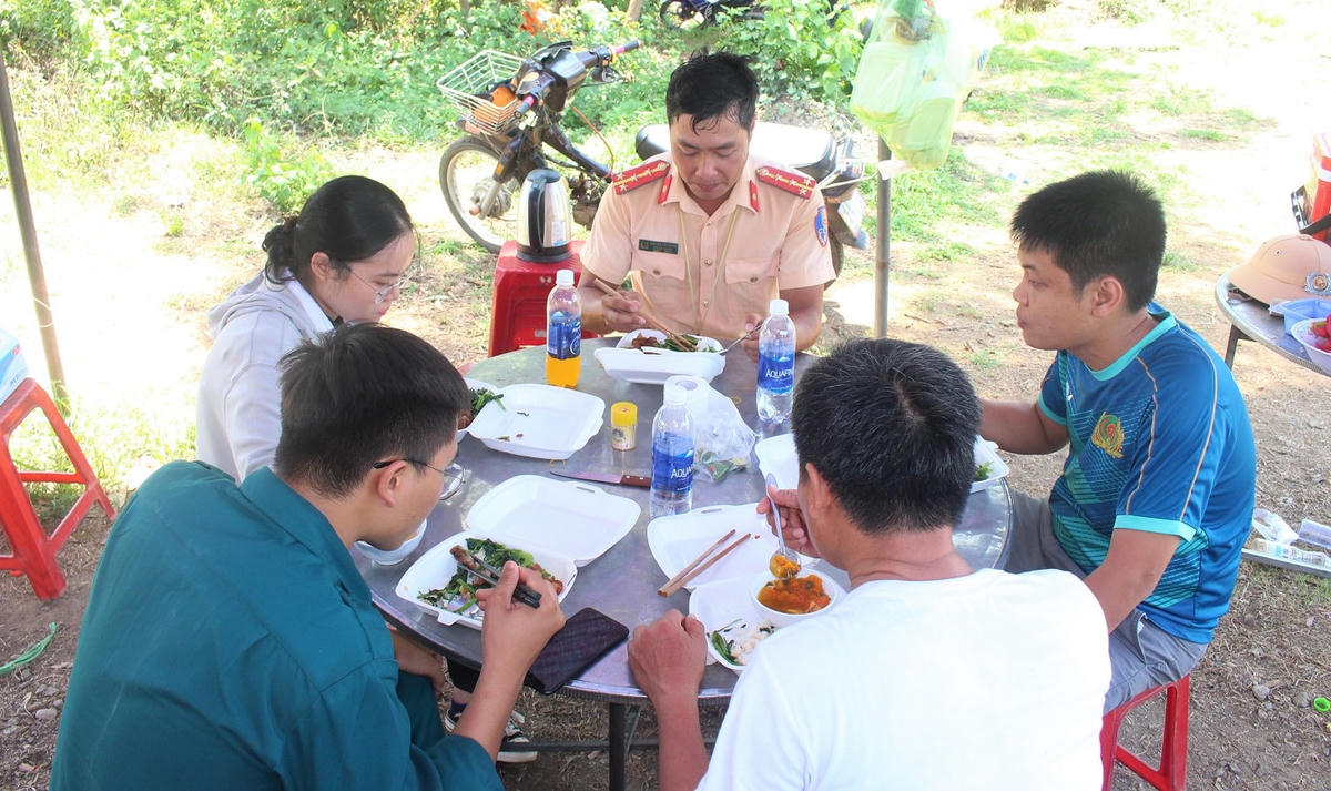 Lực lượng chức năng tại chốt kiểm soát tranh thủ ăn cơm trưa.