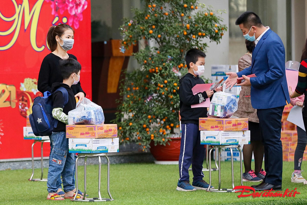 Lãnh đạo phường Xuân Phương, Nam Từ Liêm, Hà Nội tặng quà cho các em học sinh và chúc các em khỏe mạnh bên gia đình.