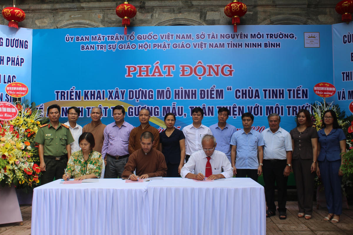 Lãnh đạo trao quà cho các em học sinh nghèo vượt khó.
