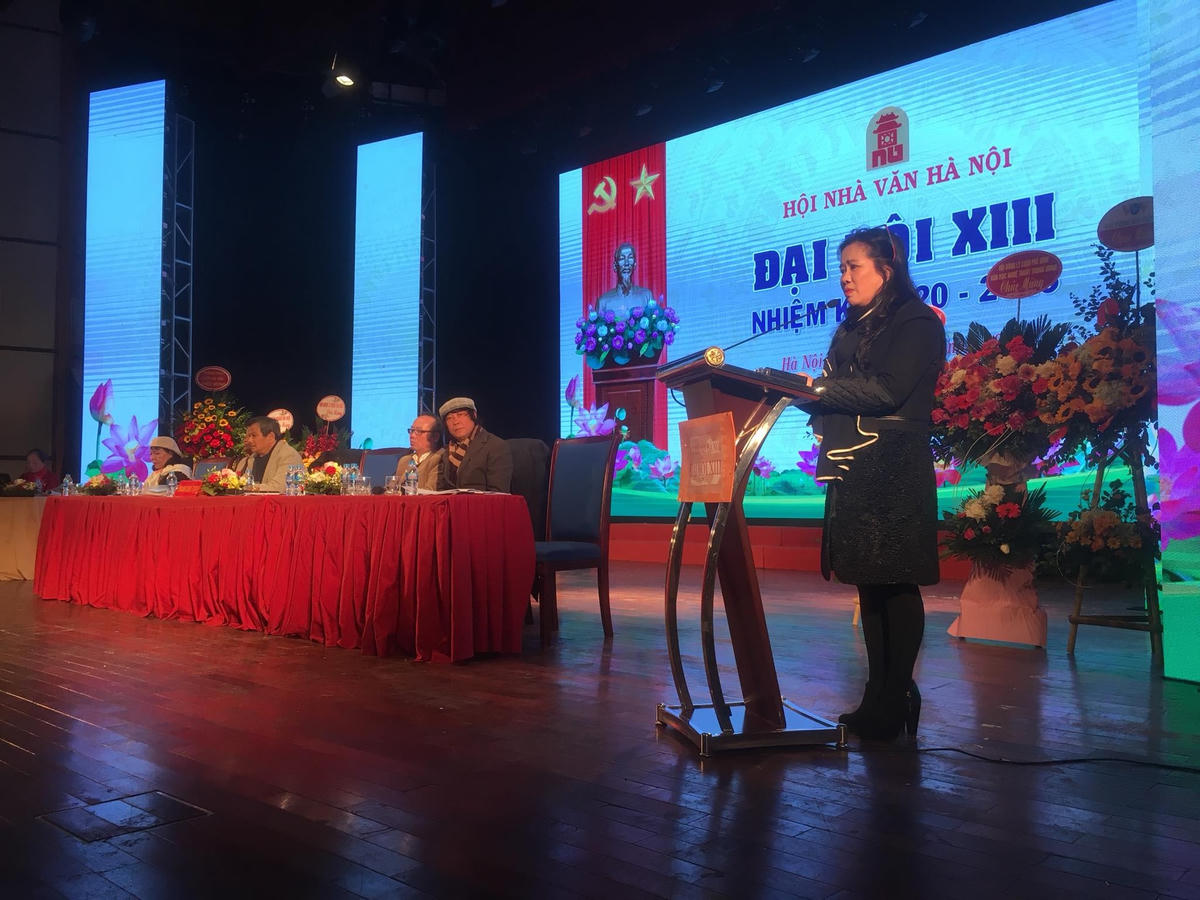 Chủ tịch Hội Nhà văn Hà Nội Nguyễn Thị Thu Huệ phát biểu tại đại hội.