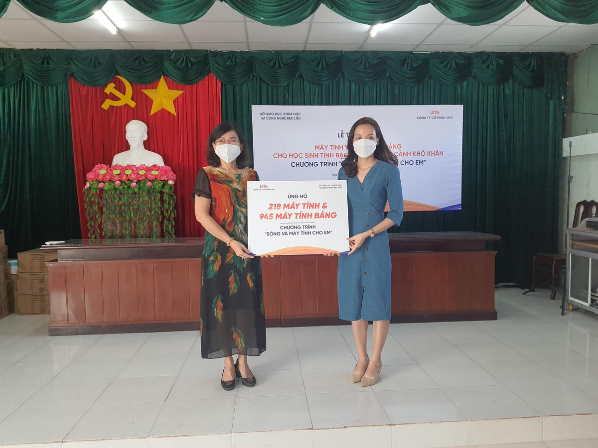 Đại diện Công ty Cổ phần VNG trao bảng tượng trưng máy tính bảng cho lãnh đạo Sở Giáo dục, Khoa học và Công nghệ Bạc Liêu.