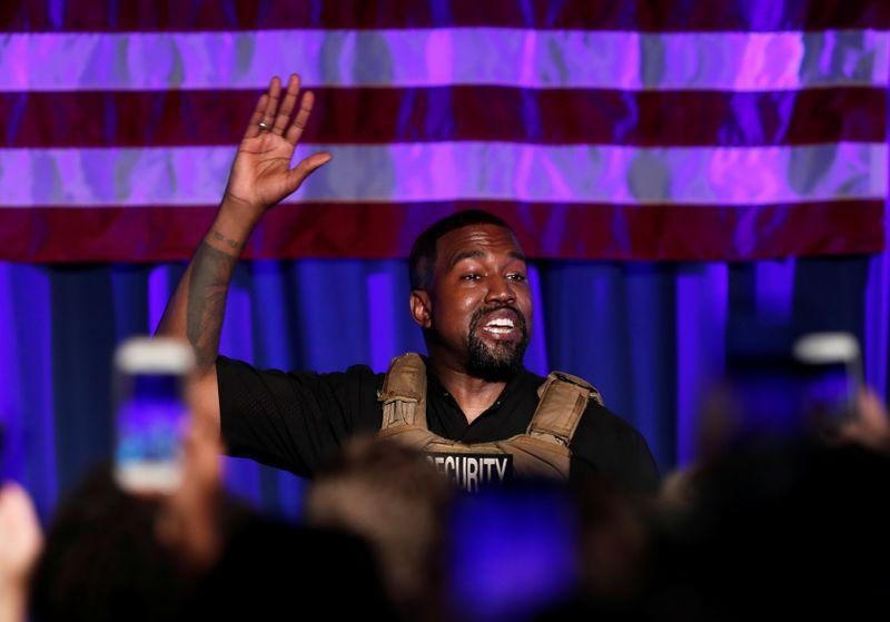 Ca sĩ Kanye West mặc áo chống đạn khi vận động tranh cử ngày 19/7. (Ảnh: Reuters).