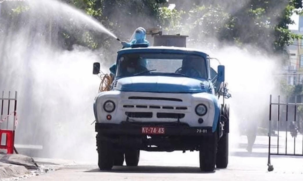 Phun thuốc khử khuẩn phòng chống dịch Covid-19 tại TP Tuy Hòa, tỉnh Phú Yên.