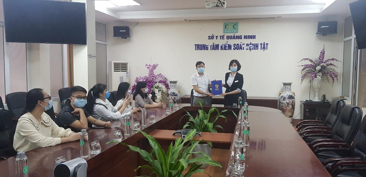 Trung tâm Kiểm soát bệnh tật Quảng Ninh tiếp nhận vaccine phòng Covid-19 từ phía VNVC Việt Nam. Ảnh: Báo Quảng Ninh