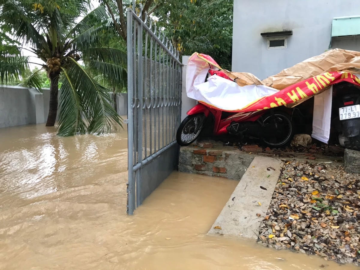 Nhieuf nhà dân đã bị cô lập do mưa lớn