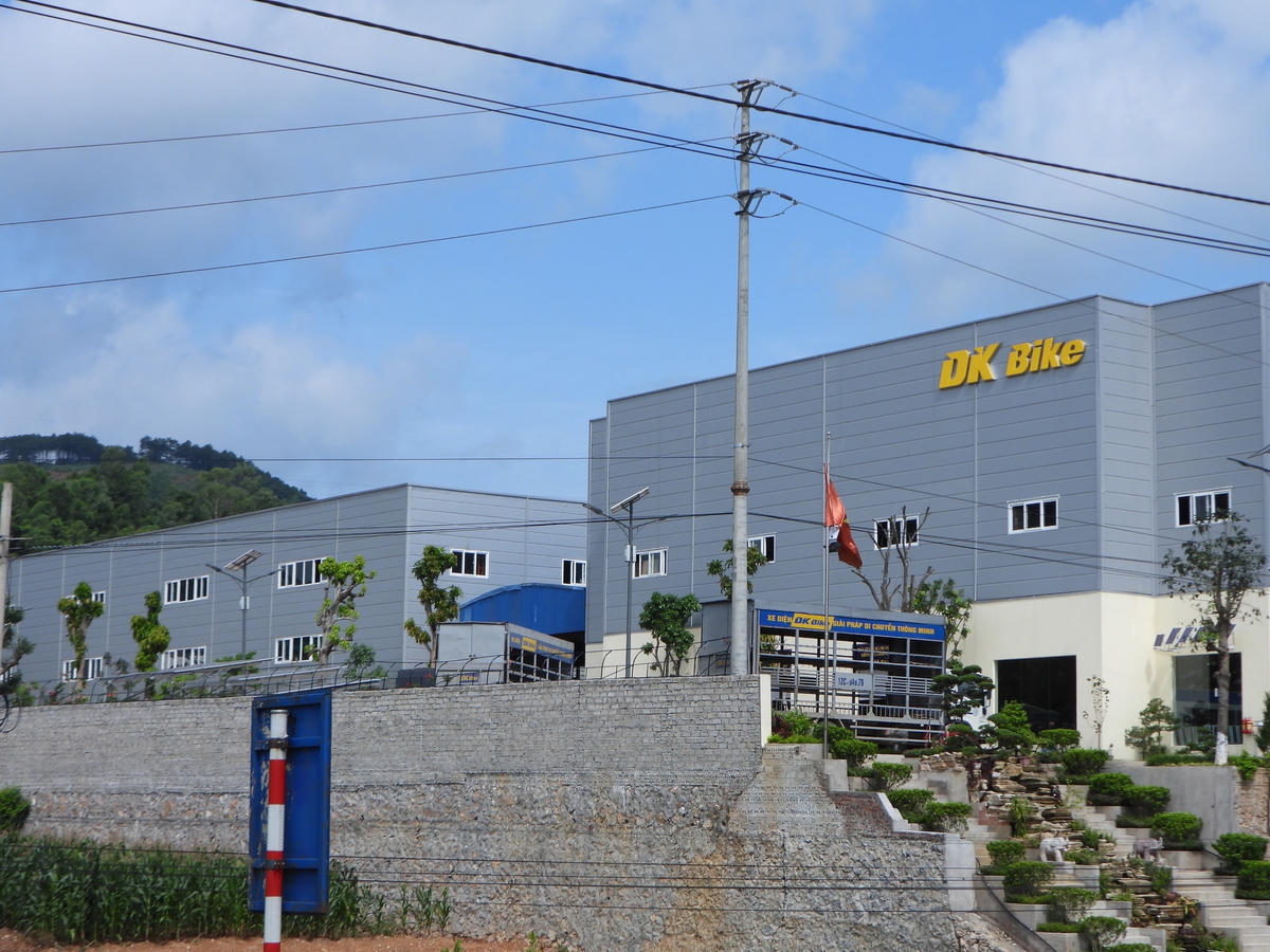 Khu nhà máy của Công ty DK Việt Nhật  phía bên phải đường Trần Đăng Ninh (xã Hoàng Đồng) hoàn toàn không có Giấy phép Xây dựng.