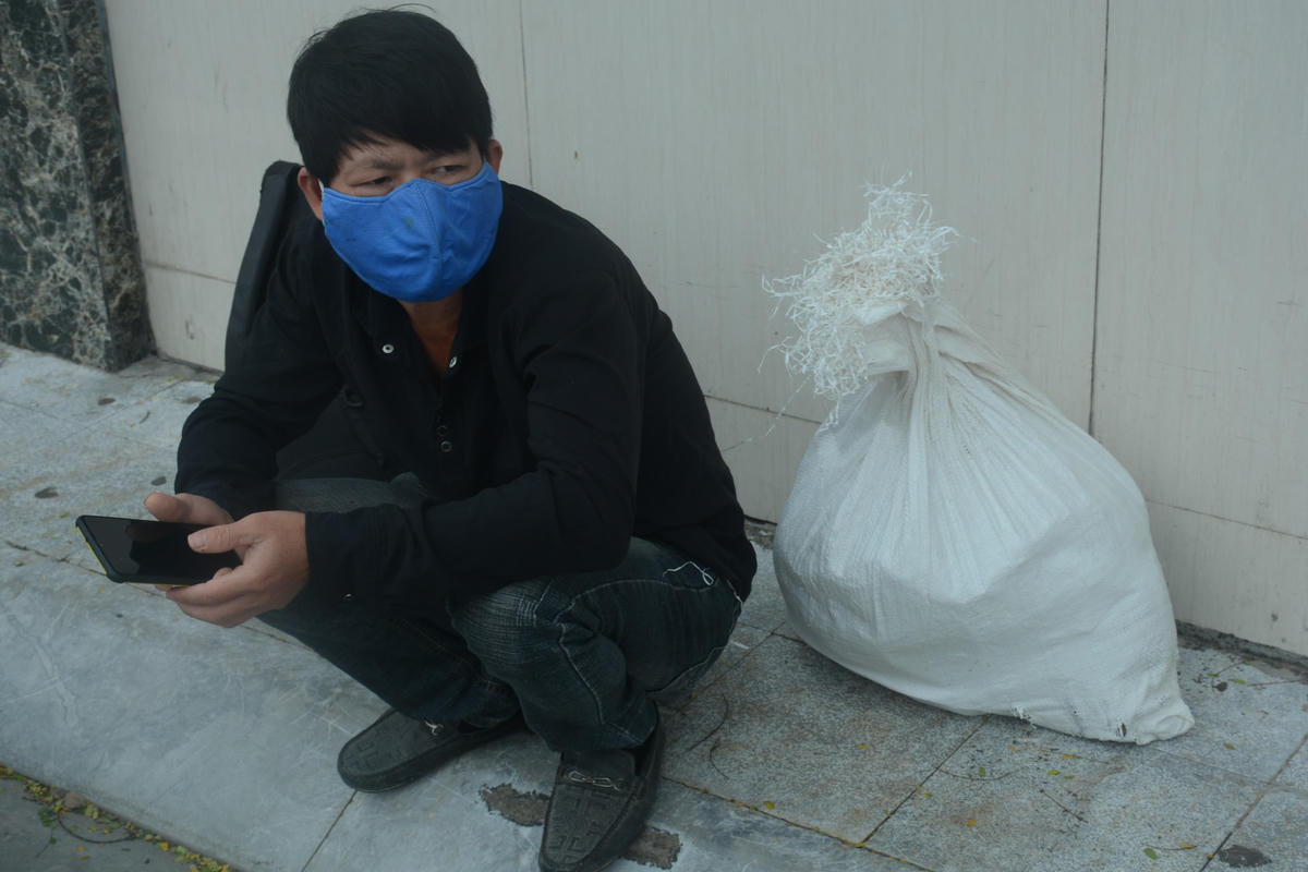 Anh Nguyễn Văn Thảo (quê Hậu Lộc, Thanh Hóa) cho biết: “Được tin xe khách hoạt động tôi sắp xếp về quê sau 3 tháng ở Hà Nội. Tuy nhiên, khi đến bến xe tôi mới biết tin Hà Nội chưa cho phép vận tải hành khách liên tỉnh hoạt động trở lại lên tôi đành quay về”.