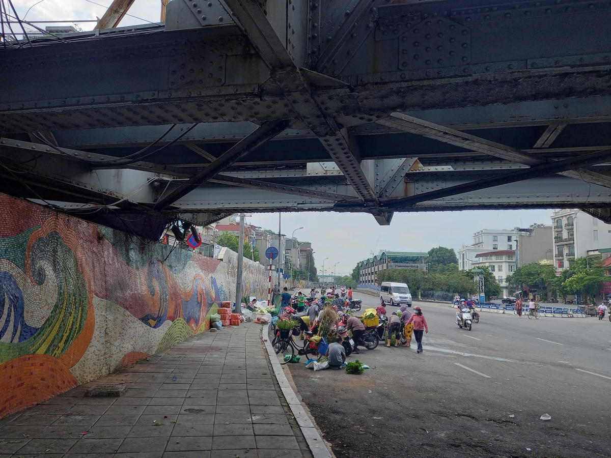 Tuy nhiên, phía bên ngoài chợ, một số người dân vẫn vô tư buôn bán, lấn chiếm lòng đường và không thực hiện đúng các quy định phòng, chống dịch Covid-19. 