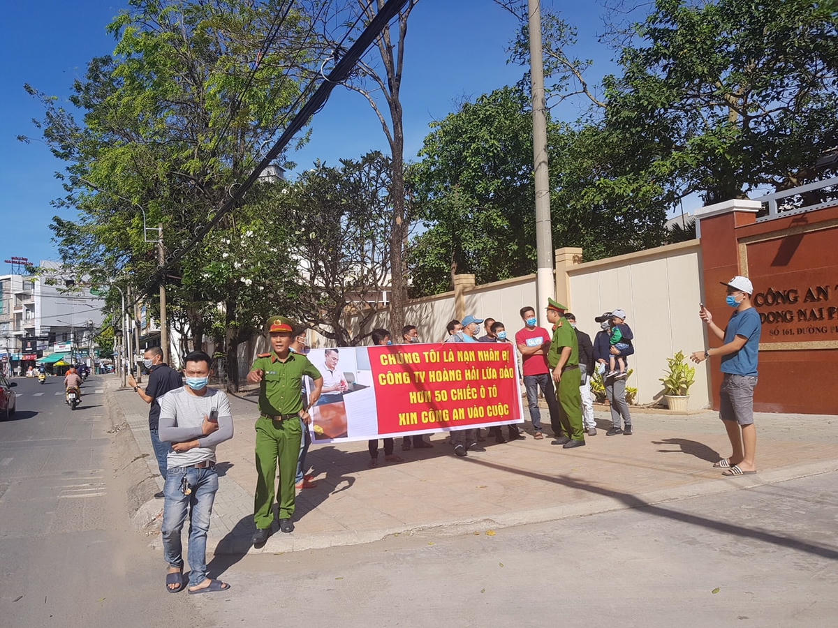 Các chủ xe – nạn nhân tụ tập trước cơ quan công an tố cáo hành vi lừa đảo của Công ty Hoàng Hải